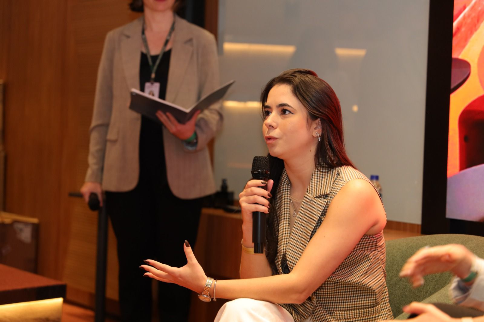 Iara Santos speaking at PUC Minas Lourdes on Italian Design Day, April 2026.